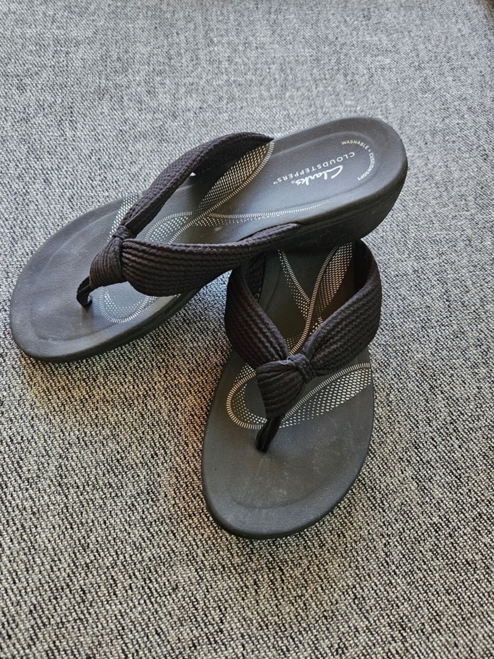 Clarks Cloudsteppers Black Knotted Fabric Thong Sandals